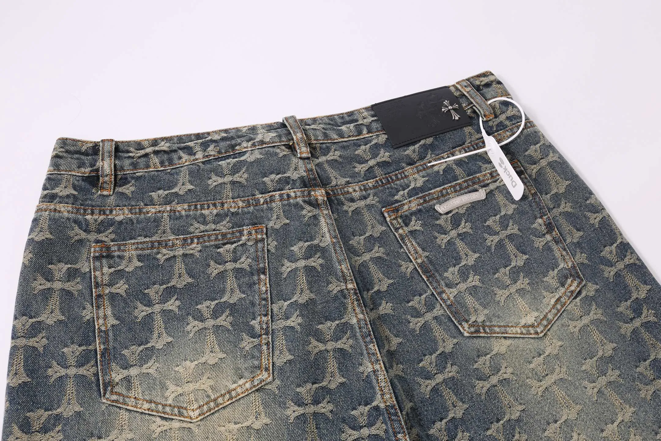 P220 Style No.: H895 Croxin & 𝐂𝐡𝐫𝐨𝐦𝐞 𝐇𝐞𝐚𝐫𝐭 ss25 limited color leather flame stitching jeans. Styles with different washed textures are very friendly to people with thin legs. The slightly flared version perfectly modifies the leg shape. The timeless and moderate length makes it easy to match and match. It is the basis for various styles and is a must-have in your wardrobe! The fabric is stiff but also makes the upper body soft without losing texture. The washing process is even more perfect. It is a must-have item for everyone! ! ! Washed wheat, hang tag, pants label, three complete labels Color: Jacquard Size: 30-32-34-36